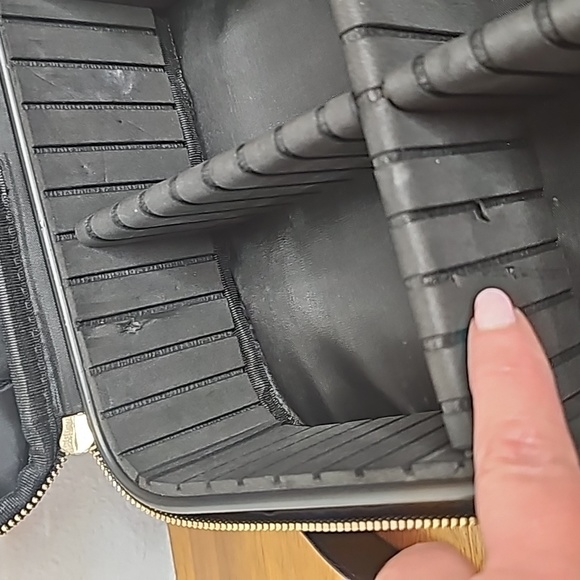 Cosmetic case with a leather detachable shoulder strap. - Picture 14 of 14